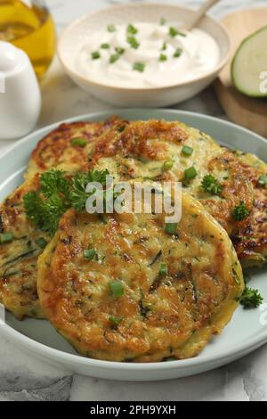 Leckere Zucchini-Pommes, serviert auf dem Tisch, Nahaufnahme Stockfoto