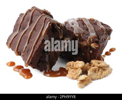 Köstliche Schokoladenbrownies mit Nüssen und Karamellsauce auf weißem Hintergrund Stockfoto