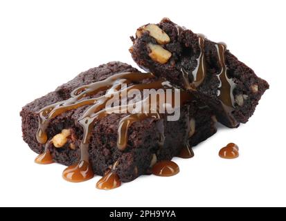 Köstliche Schokoladenbrownies mit Nüssen und Karamellsauce auf weißem Hintergrund Stockfoto