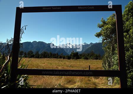 Bilderrahmen für Touristen, um die Gipfel des Mount Cook, Neuseelands höchsten Gipfel, und Mount Tasman, zweithöchster, in der Ferne zu fotografieren. Stockfoto