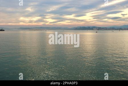 Landschaftsblick über die Bucht mit dramatischem Himmel und reflektiertem Sonnenlicht an einem ruhigen Frühlingsmorgen Santander Cantabria Spanien Stockfoto