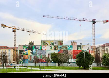 Das alte Hauptquartier der Santander Bank wird in ein Museum mit Turmkränen umfunktioniert und mit Grafiken bedeckt Santander Cantabria Spanien Stockfoto