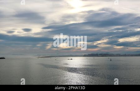 Landschaftsblick über die Bucht mit dramatischem Himmel und reflektiertem Sonnenlicht an einem ruhigen Frühlingsmorgen Santander Cantabria Spanien Stockfoto