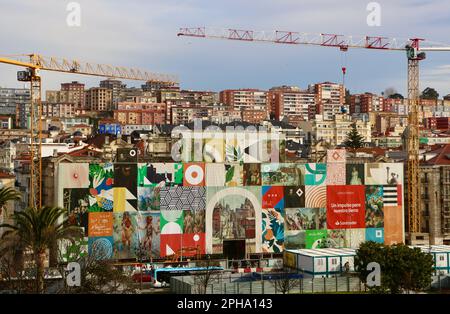 Das alte Hauptquartier der Santander Bank wird in ein Museum mit Turmkränen umfunktioniert und mit Grafiken bedeckt Santander Cantabria Spanien Stockfoto