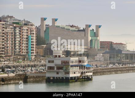 Blick auf das Meer vom Botin Centre Santander Cantabria Spain mit dem Royal Yacht Club und Festival Palace Stockfoto