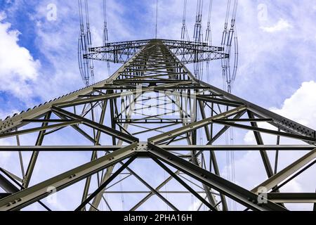 Hochspannungsturm als Stahl-Strompylon mit vielen Drähten am Himmel, Deutschland Stockfoto