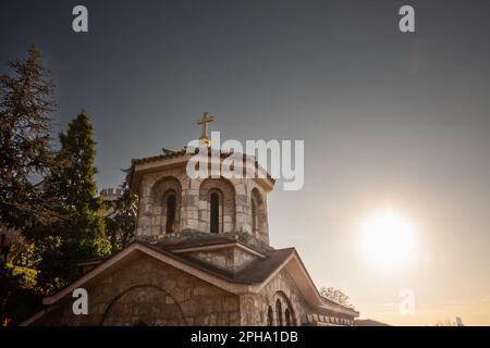 Bild des Uhrturms von Crkva RSvete Petke in Belgrad, Serbien. Die Kapelle des Heiligen Petka in Belgrad ist eine Kapelle, errichtet über einer heiligen Quelle, Stockfoto