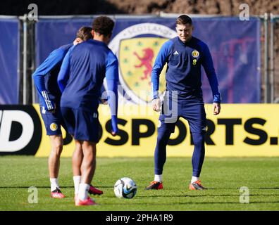 Scotlands Lyndon Dykes (rechts) während eines Trainings in Lesser Hampden, Glasgow. Foto: Montag, 27. März 2023. Stockfoto