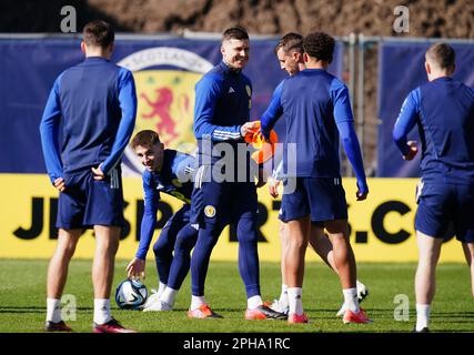 Lyndon Dykes (Zentrum) in Schottland während eines Trainings in Lesser Hampden, Glasgow. Foto: Montag, 27. März 2023. Stockfoto