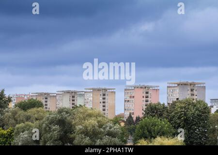 Bild der sozialistischen Gebäude von Arad in Rumänien. Sie sind typisch für den kommunistischen Architekturtrend, den sogenannten Brutalismus. Stockfoto
