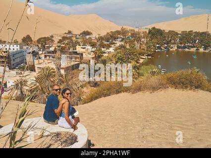 Die Oase Huacachina ist eine natürliche Oase mitten in der Wüste, die sich in der Stadt Ica, Peru befindet. Stockfoto