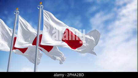 Drei japanische Nationalflaggen, die an klaren Tagen im Wind winken. Rote Scheibe auf weißem Feld. Japan ist ein Inselland in Ostasien. 3D Zeichnungsreihe Stockfoto