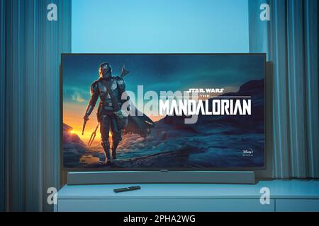 Kaunas, Litauen - 2023. März 27: Start Wars the Mandalorian on TV screen. Hochwertiges Foto Stockfoto