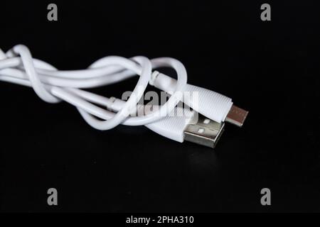 Abbildung eines Kabels mit zwei Anschlussarten, USB A und USB C, zum Aufladen von Smartphones. USB A und C sind wichtige Standards für USB-Stecker und -Anschlüsse. Stockfoto