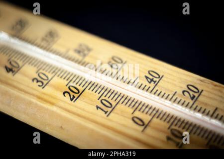 Abbildung: Ein Thermometer zur Messung der Raumtemperatur, ein Holzthermometer, das 20 Grad celsius anzeigt, die empfohlene Temperatur für den Innenbereich Stockfoto