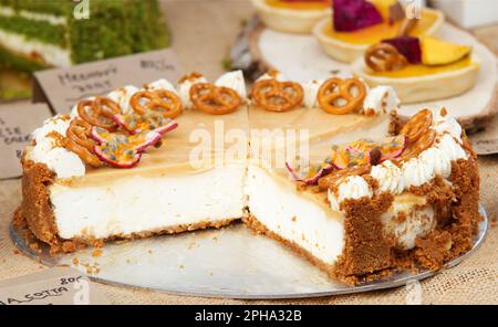 Käsekuchen ohne Backen mit gesalzenem Karamell und Früchten am Süßwarenstand auf dem Bauernmarkt in Karlin, Prag. Stockfoto