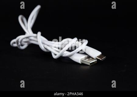 Abbildung eines Kabels mit zwei Anschlussarten, USB A und USB C, zum Aufladen von Smartphones. USB A und C sind wichtige Standards für USB-Stecker und -Anschlüsse. Stockfoto