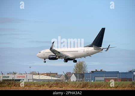 2EXCEL Aviation Boeing 737-76N, G-NEWG nähert sich Landebahn 027 am John Lennon Airport in Liverpool von Dubai, Vereinigte Arabische Emirate Stockfoto