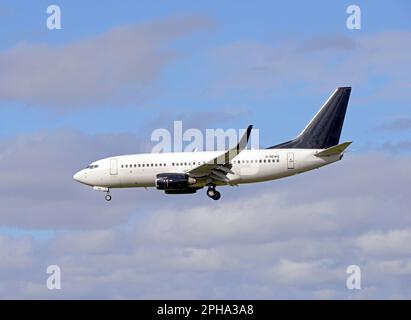 2EXCEL Aviation Boeing 737-76N, G-NEWG nähert sich Landebahn 027 am John Lennon Airport in Liverpool von Dubai, Vereinigte Arabische Emirate Stockfoto