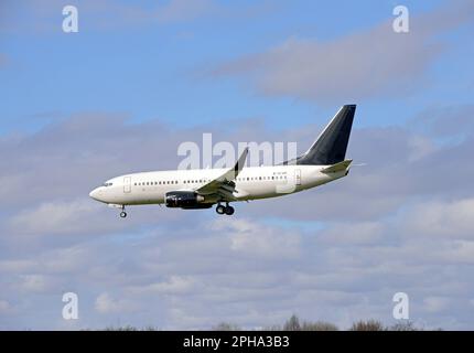 2EXCEL Aviation Boeing 737-76N, G-NEWG nähert sich Landebahn 027 am John Lennon Airport in Liverpool von Dubai, Vereinigte Arabische Emirate Stockfoto