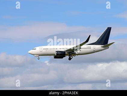 2EXCEL Aviation Boeing 737-76N, G-NEWG nähert sich Landebahn 027 am John Lennon Airport in Liverpool von Dubai, Vereinigte Arabische Emirate Stockfoto