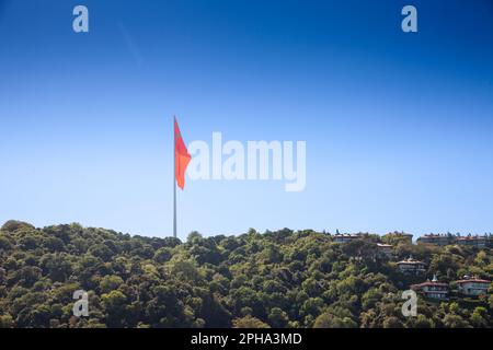 Bild der offiziellen türkischen Flagge, die in einer windigen Umgebung gehisst wird. Die Nationalflagge der Türkei, offiziell die türkische Flagge, ist eine rote Flagge mit Stockfoto