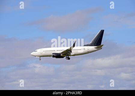 2EXCEL Aviation Boeing 737-76N, G-NEWG nähert sich Landebahn 027 am John Lennon Airport in Liverpool von Dubai, Vereinigte Arabische Emirate Stockfoto