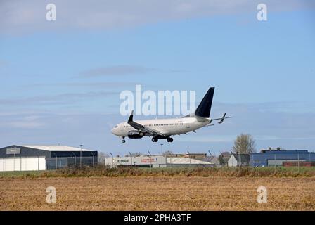 2EXCEL Aviation Boeing 737-76N, G-NEWG nähert sich Landebahn 027 am John Lennon Airport in Liverpool von Dubai, Vereinigte Arabische Emirate Stockfoto