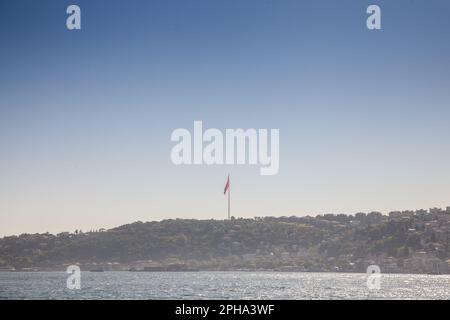 Bild der offiziellen türkischen Flagge, die in einer windigen Umgebung gehisst wird. Die Nationalflagge der Türkei, offiziell die türkische Flagge, ist eine rote Flagge mit Stockfoto