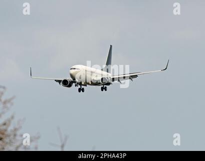 2EXCEL Aviation Boeing 737-76N, G-NEWG nähert sich Landebahn 027 am John Lennon Airport in Liverpool von Dubai, Vereinigte Arabische Emirate Stockfoto