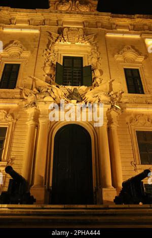 Die Auberge de Castille (Maltesisch: Berġa ta' Kastilja) ist eine auberge in Valletta, Malta. Das auberge befindet sich am Castile Place, in der Nähe von Saint James Cavalier, der Malta Stock Exchange und den Upper Barrakka Gardens. Es liegt am höchsten Punkt von Valletta und überblickt Floriana und die Gegend um den Grand Harbour. Erbaut im barocken Stil unter der Magistatur von Manuel Pinto da Fonseca in den 1740er Jahren, ersetzte es ein Gebäude aus dem Jahr 1574, das Ritter des Johannesordens aus der Schachtel von Kastilien, León und Portugal beherbergte. Stockfoto