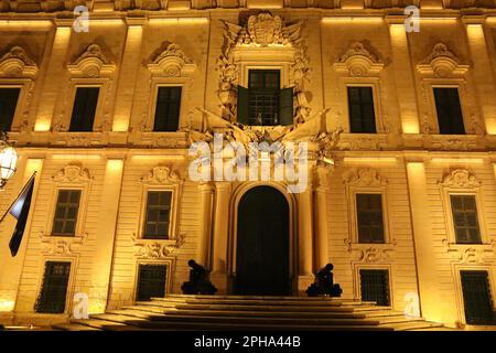 Die Auberge de Castille (Maltesisch: Berġa ta' Kastilja) ist eine auberge in Valletta, Malta. Das auberge befindet sich am Castile Place, in der Nähe von Saint James Cavalier, der Malta Stock Exchange und den Upper Barrakka Gardens. Es liegt am höchsten Punkt von Valletta und überblickt Floriana und die Gegend um den Grand Harbour. Erbaut im barocken Stil unter der Magistatur von Manuel Pinto da Fonseca in den 1740er Jahren, ersetzte es ein Gebäude aus dem Jahr 1574, das Ritter des Johannesordens aus der Schachtel von Kastilien, León und Portugal beherbergte. Stockfoto