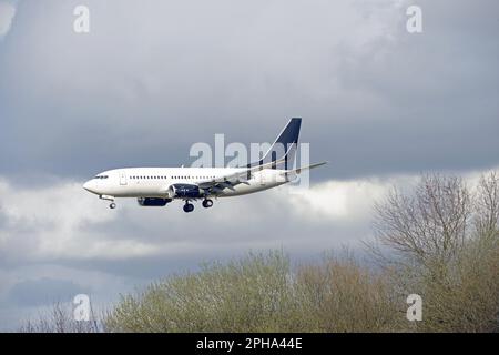 2EXCEL Aviation Boeing 737-76N, G-NEWG nähert sich Landebahn 027 am John Lennon Airport in Liverpool von Dubai, Vereinigte Arabische Emirate Stockfoto