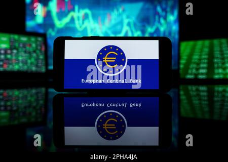 Kaunas, Litauen - 2023. März 27: Die Wirtschaftskrise in der Eurozone. Logo der Europäischen Zentralbank auf dem Bildschirm. Die EZB erhöht die Zinssätze. Hochwertige Pho Stockfoto