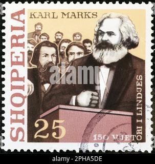 Karl Marx während einer Rede über albanische Briefmarken Stockfoto