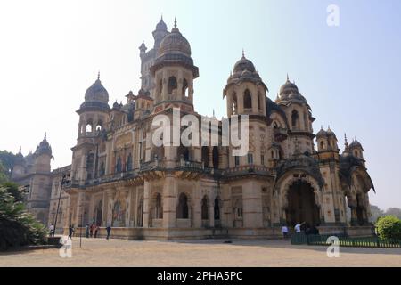 Dezember 25 2022 - Vadodara, Baroda, Gujarat in Indien: Besucher besuchen den Palast von Laxmi Vilas Stockfoto