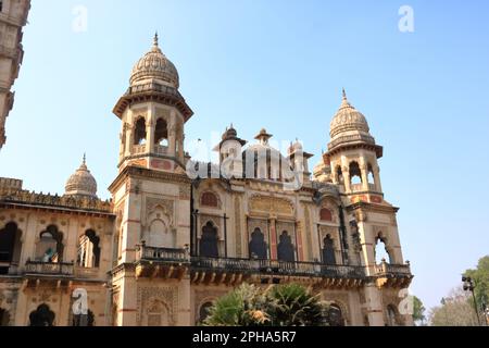 Dezember 25 2022 - Vadodara, Baroda, Gujarat in Indien: Besucher besuchen den Palast von Laxmi Vilas Stockfoto