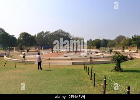 Dezember 25 2022 - Vadodara, Baroda, Gujarat in Indien: Besucher besuchen den Palast von Laxmi Vilas Stockfoto