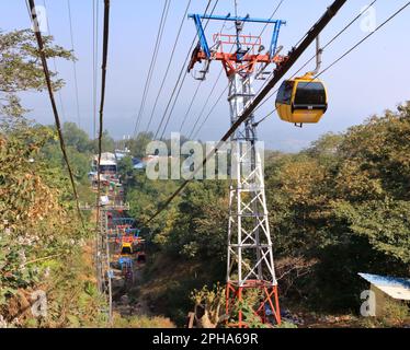 Dezember 24 2022 - Pavagadh, Gujarat in Indien: Seilbahn zum Shree Mahakali Mataji Tempel Stockfoto