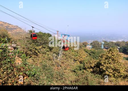 Dezember 24 2022 - Pavagadh, Gujarat in Indien: Seilbahn zum Shree Mahakali Mataji Tempel Stockfoto