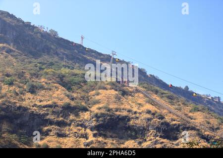 Dezember 24 2022 - Pavagadh, Gujarat in Indien: Seilbahn zum Shree Mahakali Mataji Tempel Stockfoto