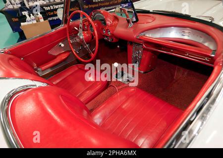 Blick auf das Cockpit eines weißen, 1960, Chevrolet Corvette C1, ausgestellt auf der London Classic Car Show 2023 Stockfoto