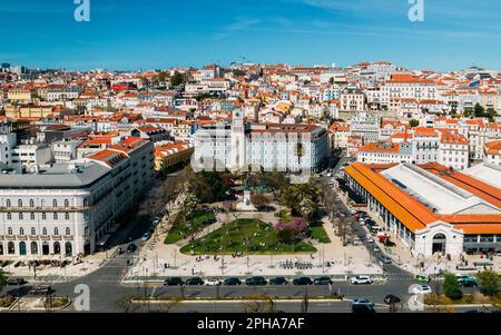 Luftaufnahme von Menschen, die sich an einem warmen Frühlingstag im Dom Luis Garden im Stadtteil Baixa in Lissabon, Portugal, entspannen Stockfoto