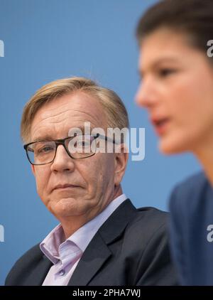 ARCHIVFOTO: Dietmar BARTSCH wird am 31. März 2023 65, die Top-Kandidaten Dietmar BARTSCH und Sahra WAGENKNECHT. Pressekonferenz der DieLINKE-Partei auf der Bundespressekonferenz in Berlin am 25. September 2017. ? Stockfoto