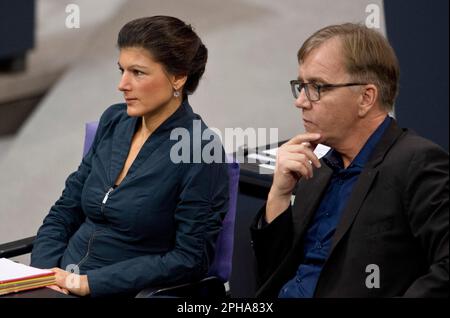 ARCHIVFOTO: Dietmar BARTSCH wird am 31. März 2023 65 144. Plenarsitzung der Fraktionsführer Sahra WAGENKNECHT und Dietmar BARTSCH (von links/DieLinke) mit der Abstimmung des Deutschen Bundestages über den Einsatz der Bundeswehr gegen die Terrororganisation Islamischer Staat (IS) im Reichstag in Berlin, Deutschland am 12/04/2015. Stockfoto