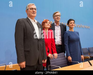 ARCHIVFOTO: Dietmar BARTSCH wird am 31. März 2023 65. Die Parteivorsitzenden Katja KIPPING (2. von links) und Bernd RIEXINGER (l) sowie die Top-Kandidaten Sahra WAGENKNECHT (r) und Dietmar BARTSCH stehen zusammen. Pressekonferenz der DieLINKE-Partei auf der Bundespressekonferenz in Berlin am 25. September 2017. Â Stockfoto