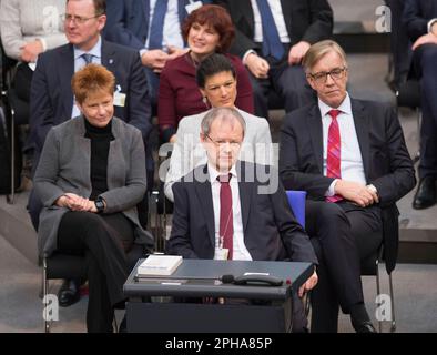 ARCHIVFOTO: Dietmar BARTSCH wird am 31. März 2023 65, von links: Petra PAU, Fraktionsführer Sahra WAGENKNECHT und Fraktionsführer Dietmar BARTSCH Front: Bundespräsident-Kandidat Prof. Dr. Christoph BUTTERWEGGE (alle DieLinke). Bundesversammlung zur Wahl des Bundespräsidenten im Deutschen Bundestagsgebäude im Reichstagsgebäude Berlin am 12. Februar 2017. ? Stockfoto