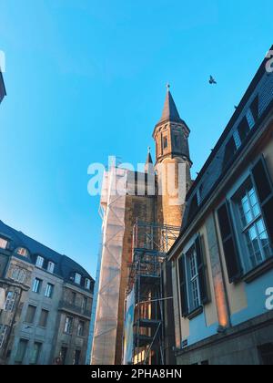 Das Bonner Münster, eine berühmte gotische Kathedrale in Bonn, vor einem brillanten blauen Himmel Stockfoto