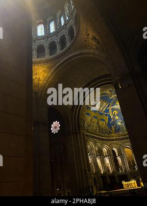 Eine Innenaufnahme der Basilika des Heiligen Herzens von Paris, Sacre Couer, beleuchtet durch Licht aus der Kuppel darüber Stockfoto