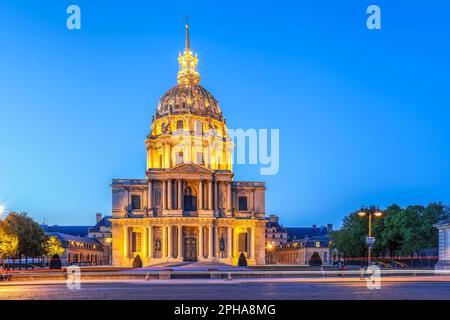 Blick auf den Invalidendom am Abend in Paris, Frankreich Stockfoto